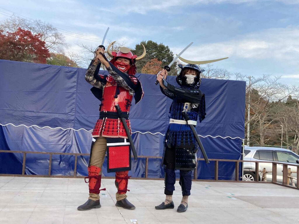 霞ヶ城公園で甲冑着付け体験