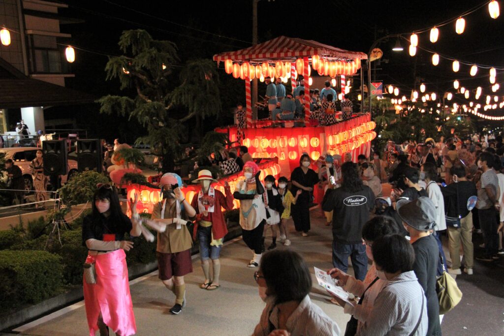 熱気に包まれる岳温泉、３年ぶり仮装盆踊り