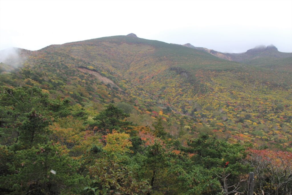 安達太良山の紅葉ピーク、登山道は〝渋滞〟