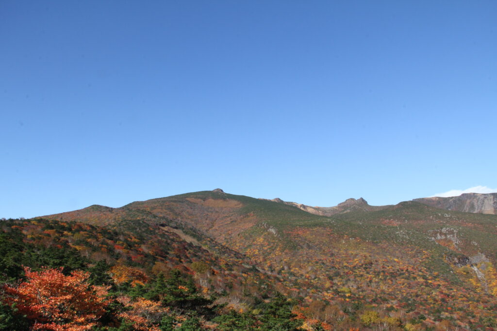 錦秋の安達太良山に「ほんとの空」広がる