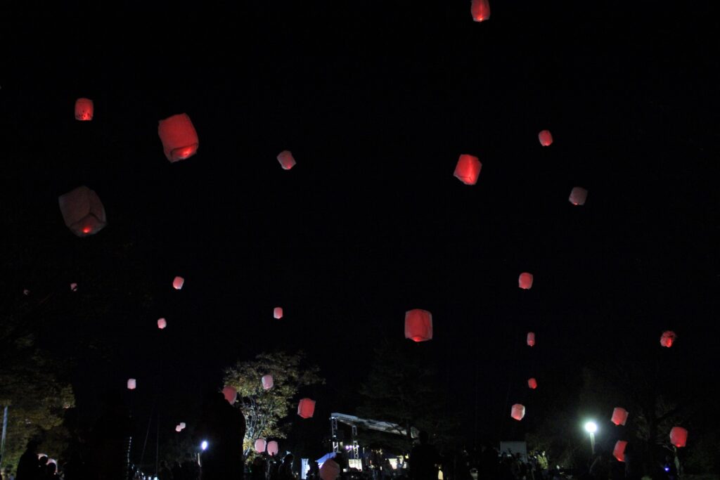 〝ほんとの夜空〟にランタン舞う