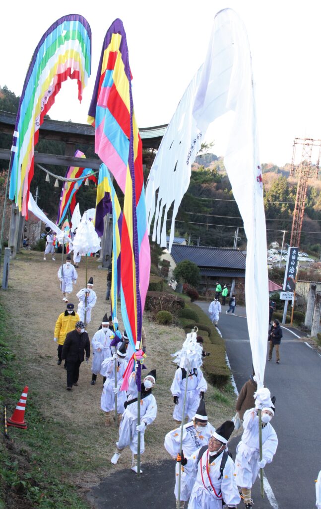 寒風に翻る五反幡、木幡の幡祭り