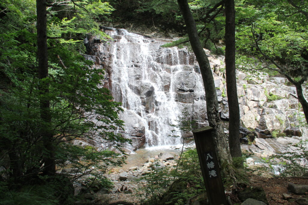 涼感たっぷり…湯川渓谷の八幡滝