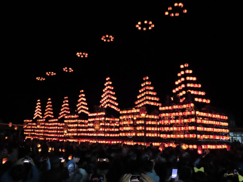 二本松提灯祭り、城下町の夜 揺れる紅提灯