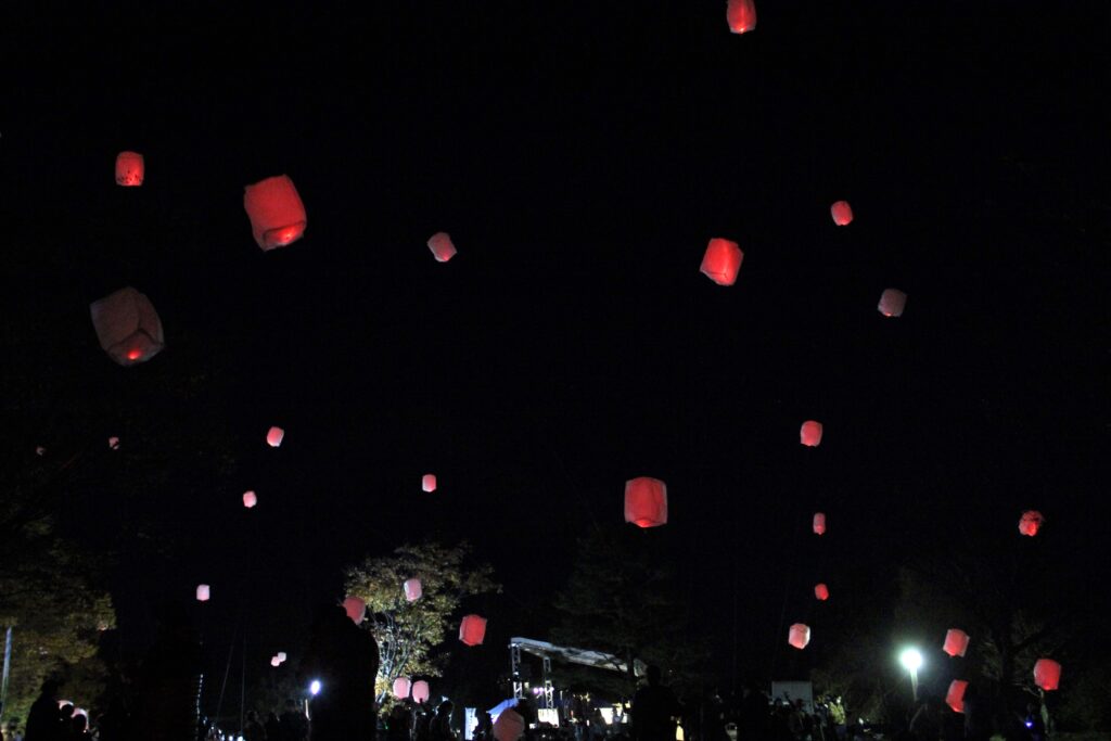 福幸祭で空飛ぶランタン 揚げよう！