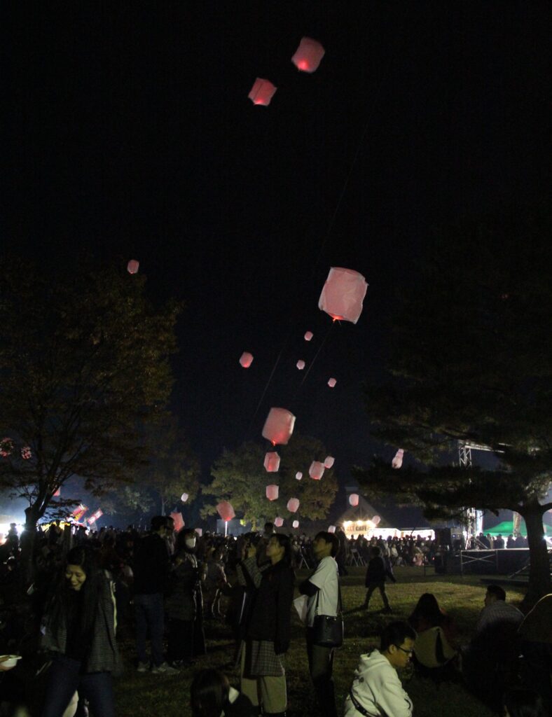 ほんとの空にランタン舞う、にぎわう福幸祭