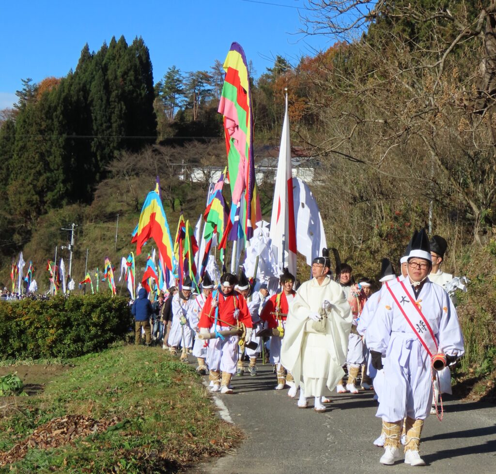 青空の下、五反幡なびかせ木幡山を目指す