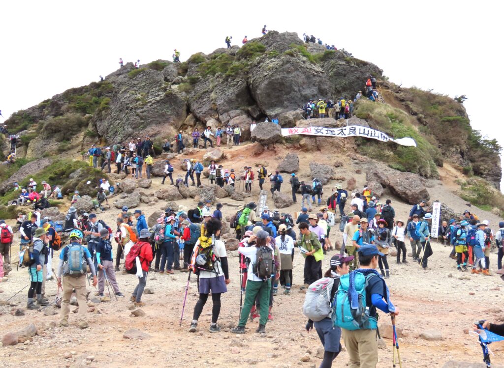 安達太良山開きに5,000人、夏山シーズン到来